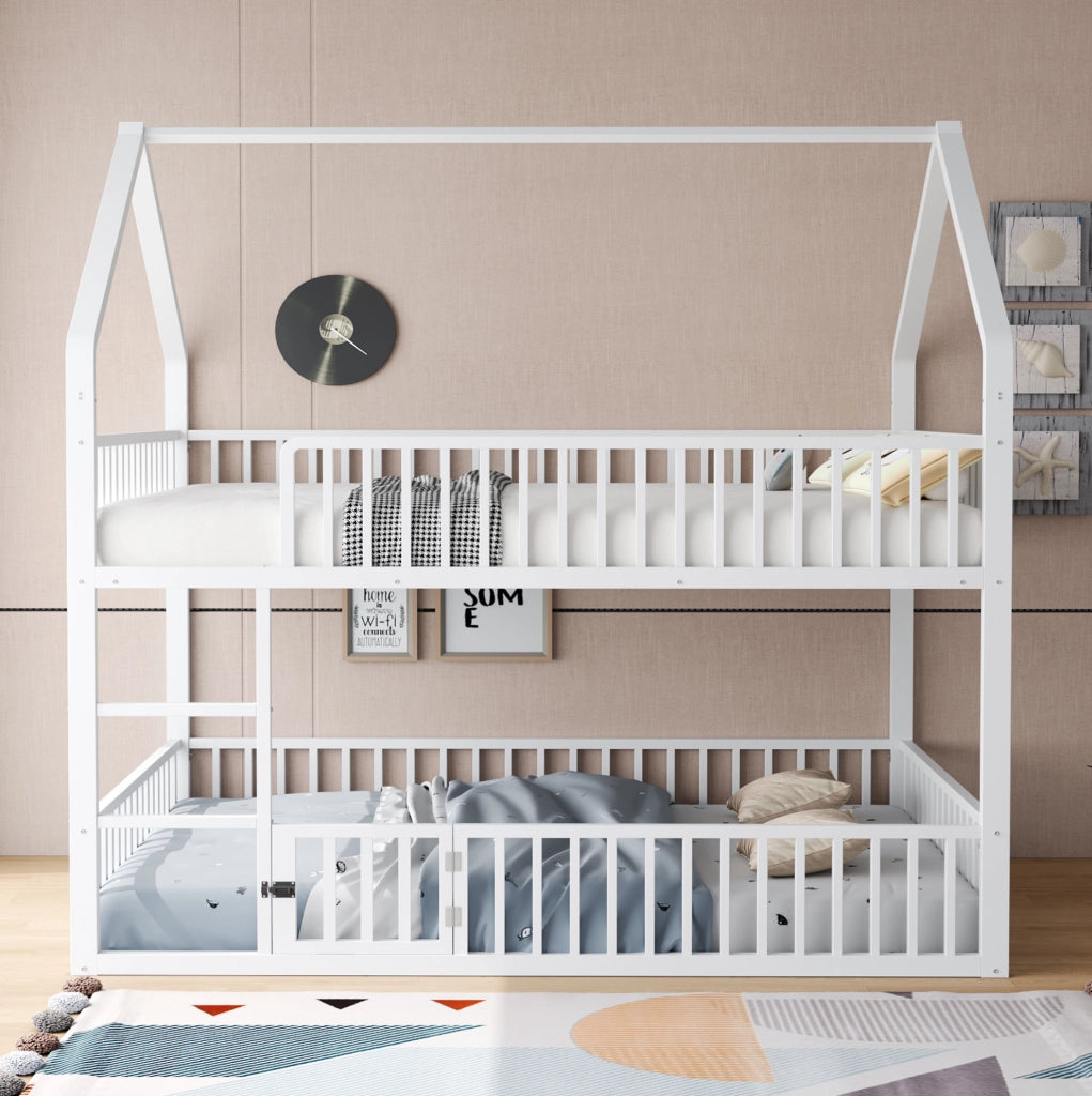 Letto a castello in metallo con design a casetta e scala frontale