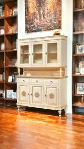 Credenza cristalliera napoletana in legno 3 ante Shabby chic avorio anticato decorato a mano