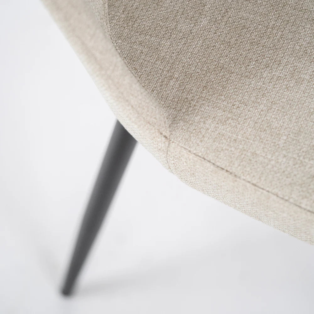 Set di 4 sedie da pranzo imbottite in tessuto beige Corvina con struttura in metallo facili da pulire | Duzzle