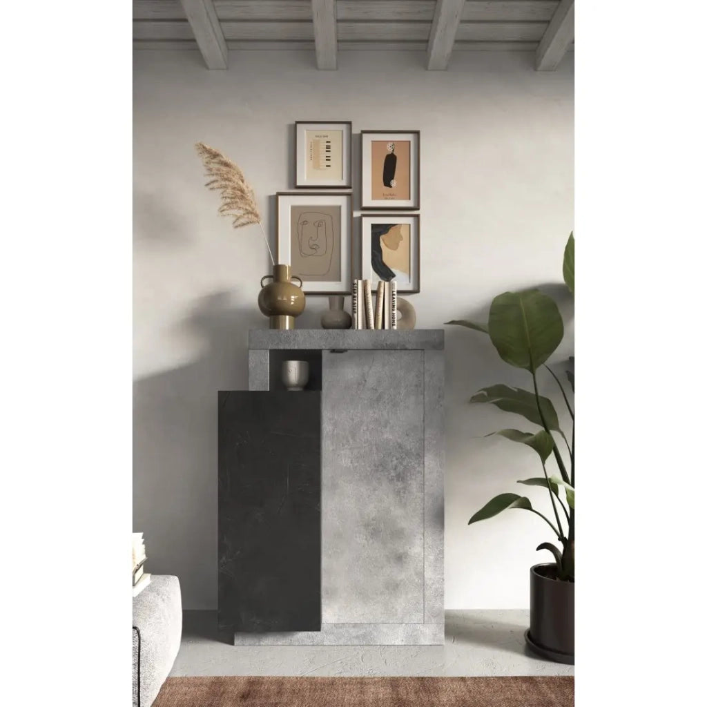 Buffet design 2 ante collezione DOMI. Colore effetto cemento e grigio antracite.