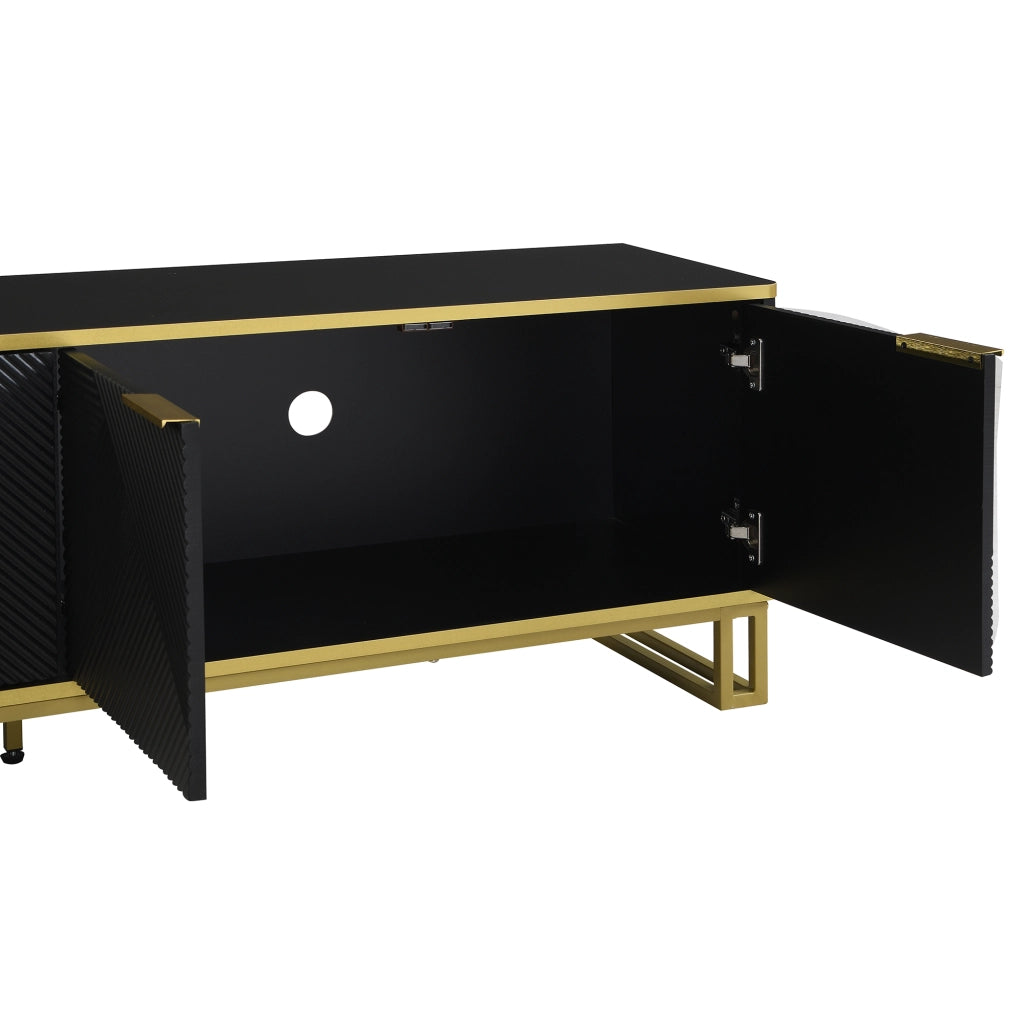 Mobile porta TV geometrico a quattro ante in MDF nero e oro con passacavi, 160 × 37,5 × 48 cm