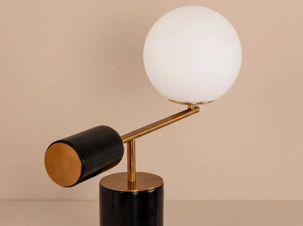 Lampada da tavolo in vetro bianco, acciaio lucido dorato e base in marmo porcellanato