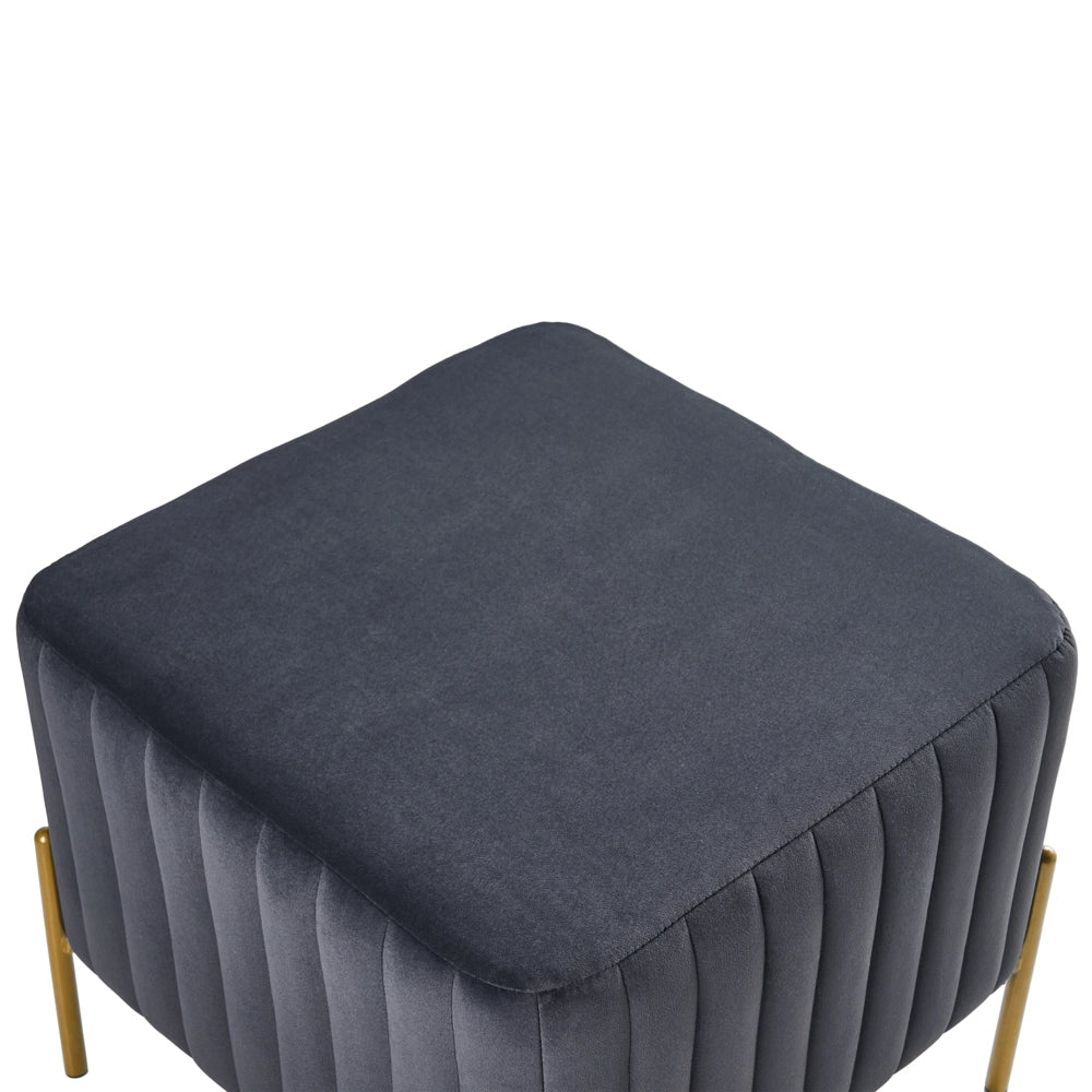 Pouf rivestito in velluto nero con gambe in metallo dorato seduta quadrata 47 x 47 cm per un salotto glamour
