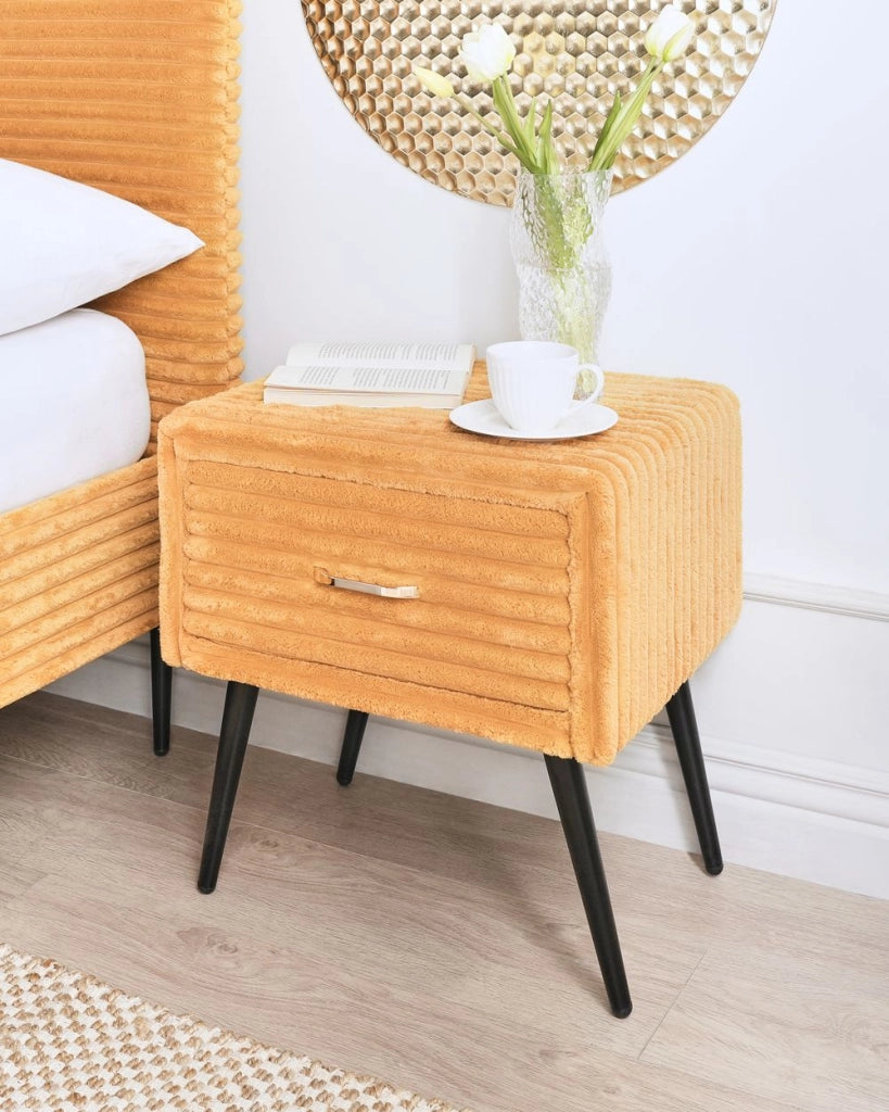 Comodino con rivestimento in velluto arancione con 1 cassetto Mobili per camera da letto dal design minimalista