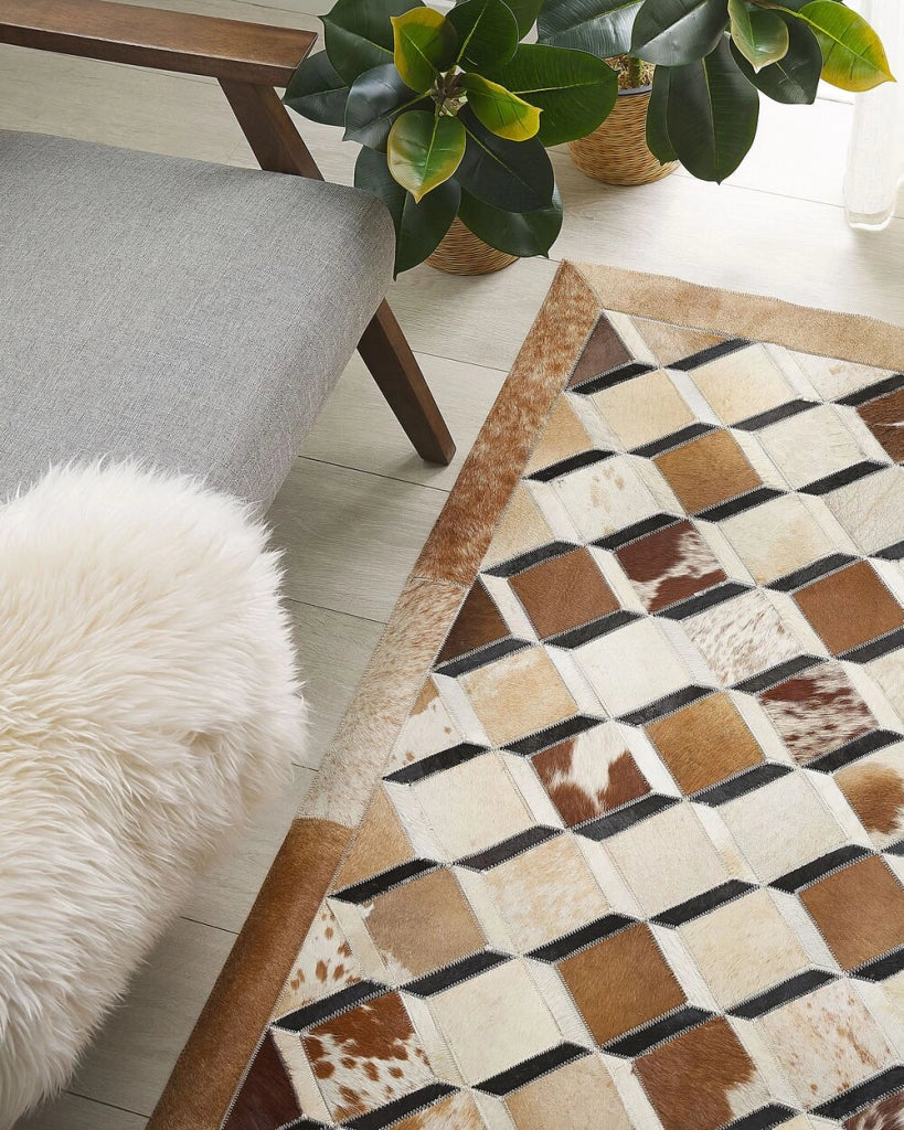 Tappeto da zona Marrone Pelle di vacchetta Patchwork Motivo geometrico a rombi Sottofondo in feltro 140 x 200 cm Paese moderno