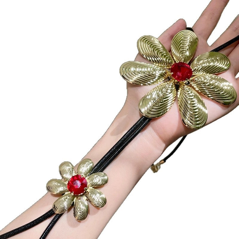 Collana da donna con cordino in pelle e fiore dorato: elegante, raffinata e sofisticata, perfetta per la clavicola.