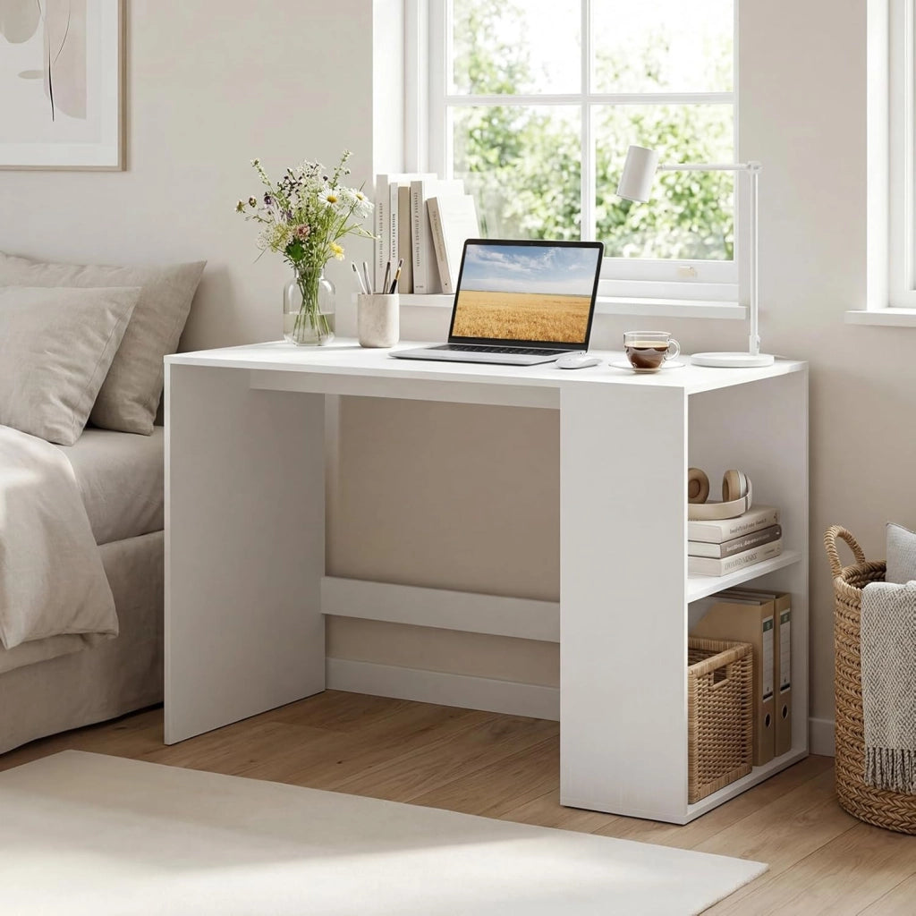 Scrivania Ufficio con Libreria Laterale a 2 Ripiani e Ampio Piano, 112 x 60 cm Scrivania Gaming in Legno, Scrittoio per Computer Salvaspazio per Studio, Soggiorno e Ufficio (Bianco)