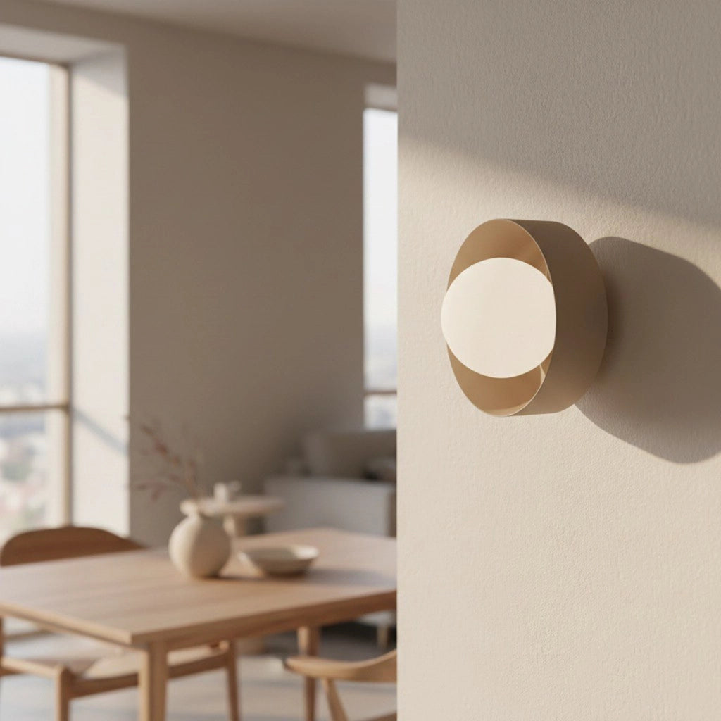 Lampada a parete Lulu in acciaio mocca con diffusore sferico
