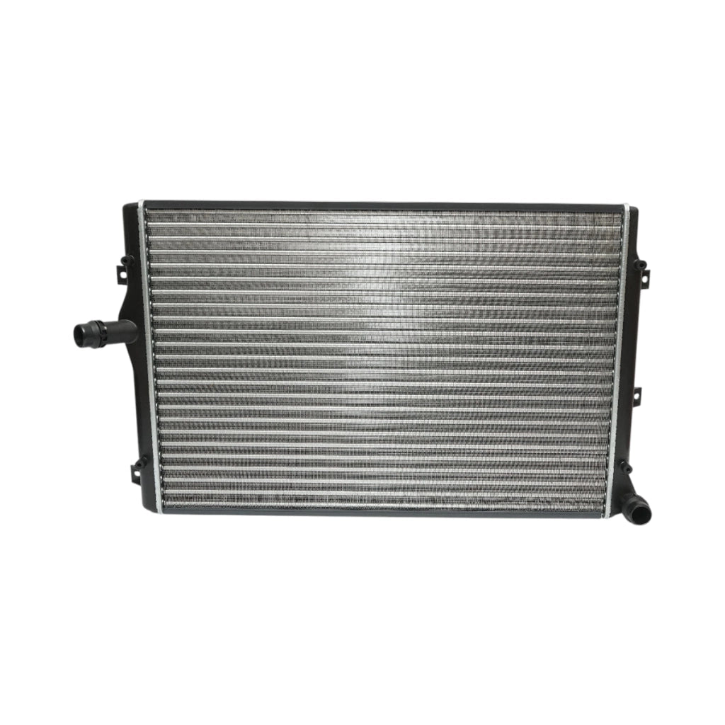 Radiatore raffreddamento acqua motore – Audi, Seat, Skoda, VW (motori 1.2 – 2.0 Diesel) Dimensioni: 647 × 440 × 32 mm Codici OEM compatibili: 3C0121253AR, 3C0121253Q, 53425A, 1924001040