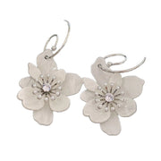 Orecchini a petalo di perla, in romantico stile francese, con un elegante design floreale.
