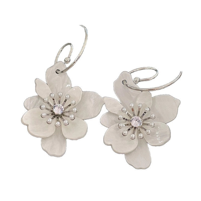 Orecchini a petalo di perla, in romantico stile francese, con un elegante design floreale.