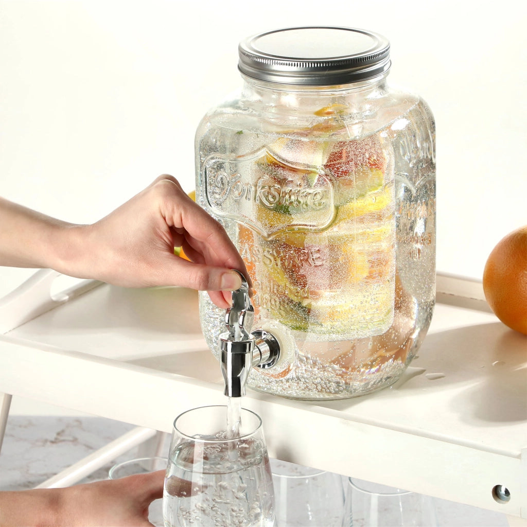 Barattolo KADAX con rubinetto da 4 litri in vetro con inserto per bevande come acqua, limonata e succo di frutta.