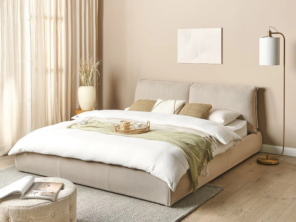 Letto matrimoniale tessuto beige con base a doghe e testiera imbottita 180x200 cm stile classico camera da letto