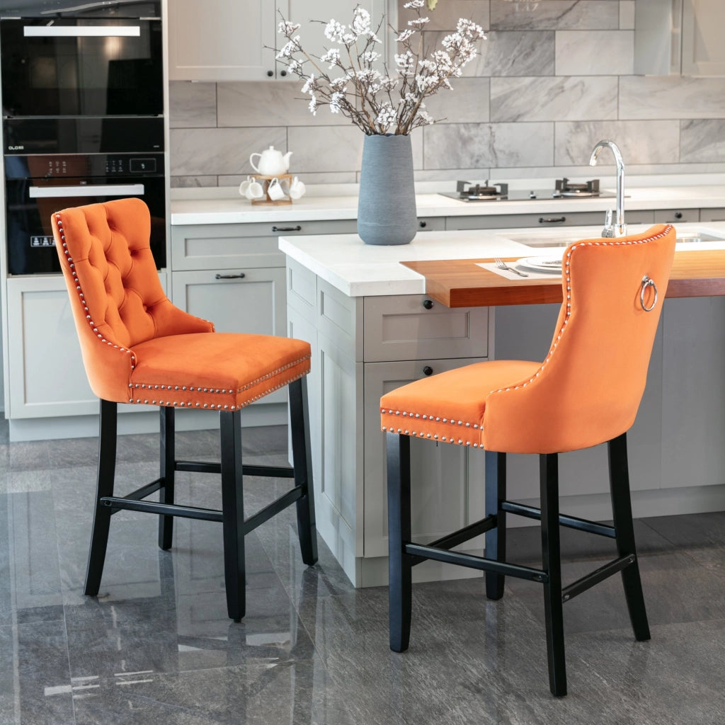 Set di 2 Sgabelli da Bar con Schienale Alto e Borchie Decorative; Gambe Regolabili; Velluto Arancione