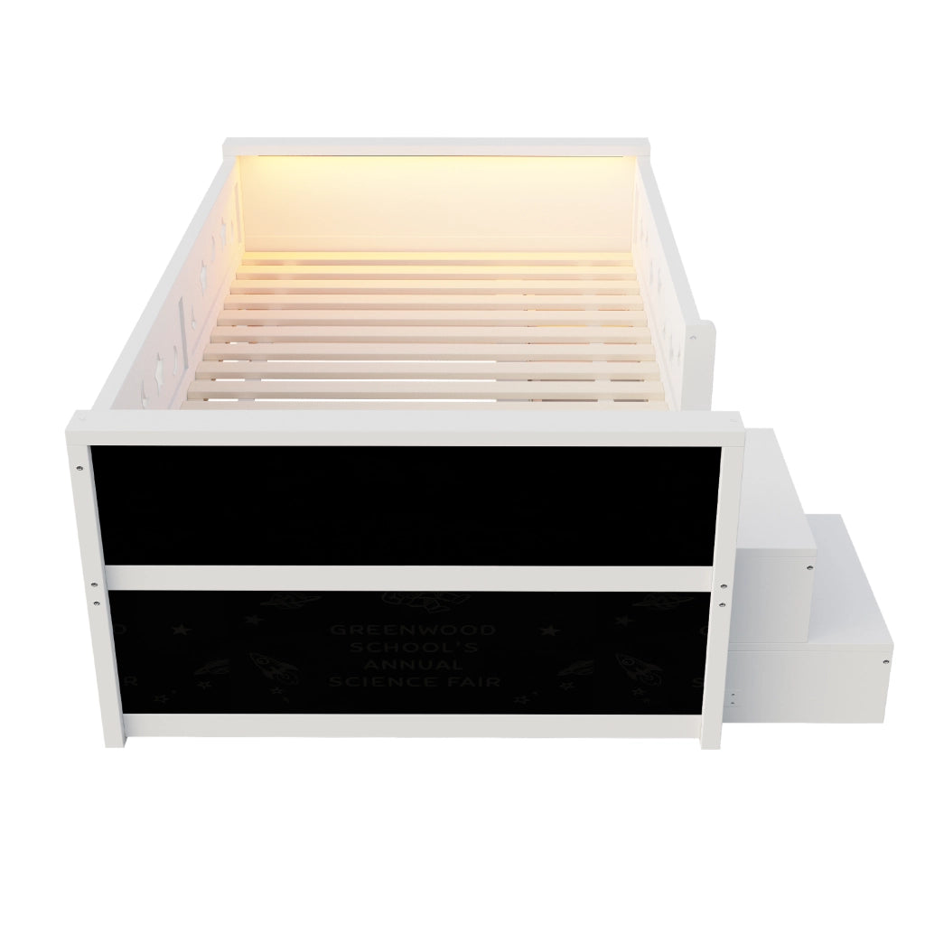 Letto singolo per bambini 90x200 cm con sponde stelle e luna; lavagna; cassetti; gradino e LED; legno bianco