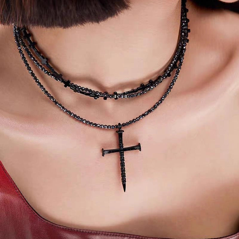 Collana con croce nera multistrato fatta a mano, regalo di Natale o compleanno.