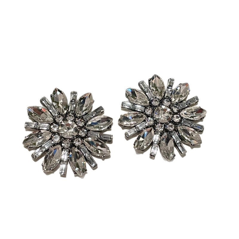 Nuovi ed eleganti orecchini a forma di fiore con diamanti e cristalli