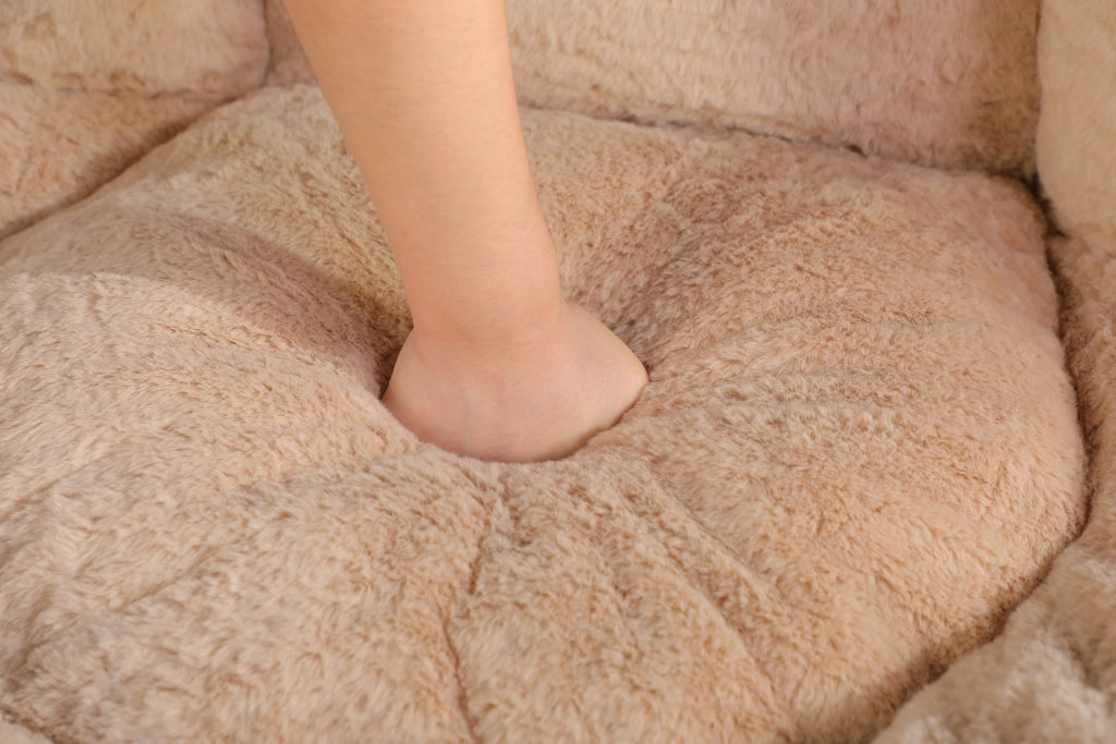 Pouf in pelliccia sintetica con imbottitura in schiuma sminuzzata e maniglia per soggiorno multicolore