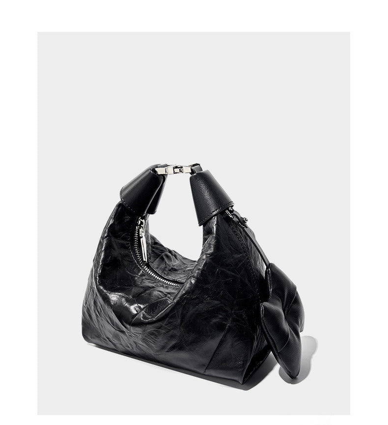 Borsa a tracolla diagonale da donna in pelle di vacchetta stropicciata, nera, modello a ravioli.