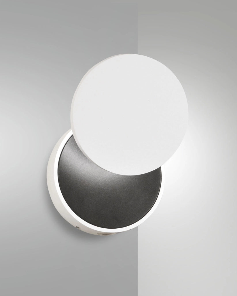 Ara Lampada da Parete LED Integrato 8W 3000K 715lm in Metallo e Metacrilato Bianco con Regolazione Luce a Pulsante - Design Moderno e Minimal