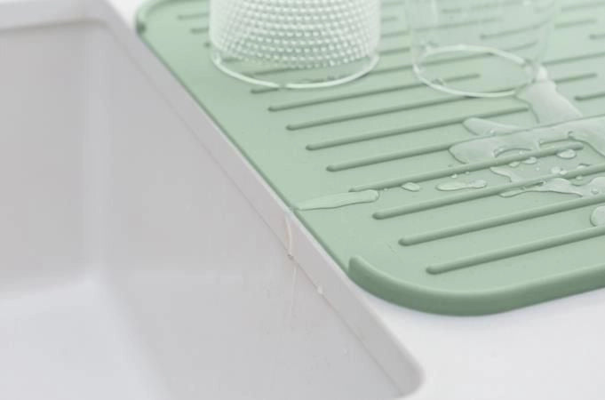 Brabantia 203329 Sinkside Tappetino Scolapiatti in Silicone Lavabile in Lavastoviglie Pieghevole Antiscivolo con Bordi Rialzati per Asciugatura Stoviglie colore Verde Giada