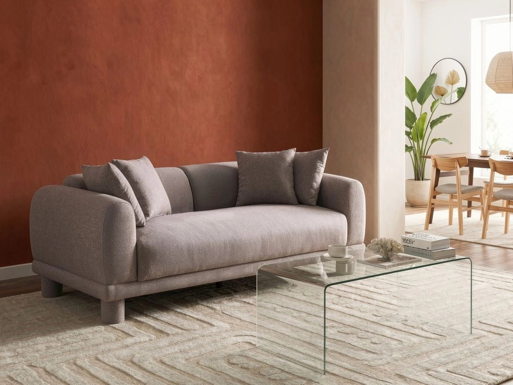 Divano a 3 posti in tessuto tortora con cuscini decorativi extra e gambe rivestite stile retrò-moderno