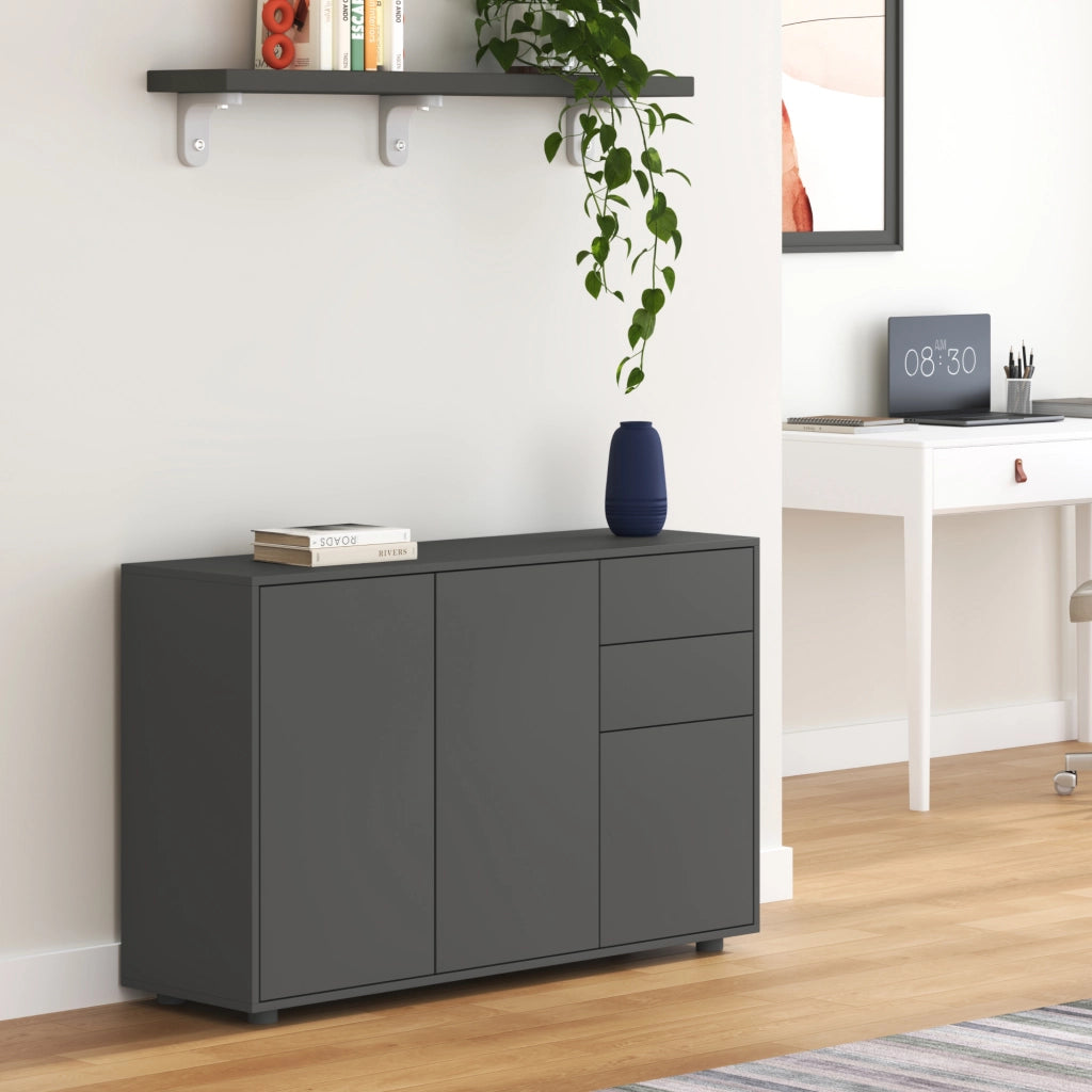Credenza Paarl Comò con 3 Ante e 2 Cassetti 74x117x36 cm - Grigio Scuro Opaco [en.casa]