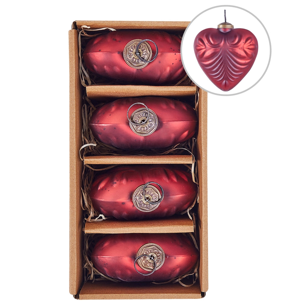Set di 4 palline di Natale fatte a mano in vetro rosso a forma di cuore appese all'albero di Natale.