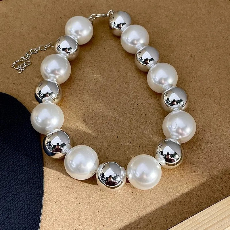 Collana fatta a mano con grandi perle e sfere d'argento, regalo di Natale o di compleanno.