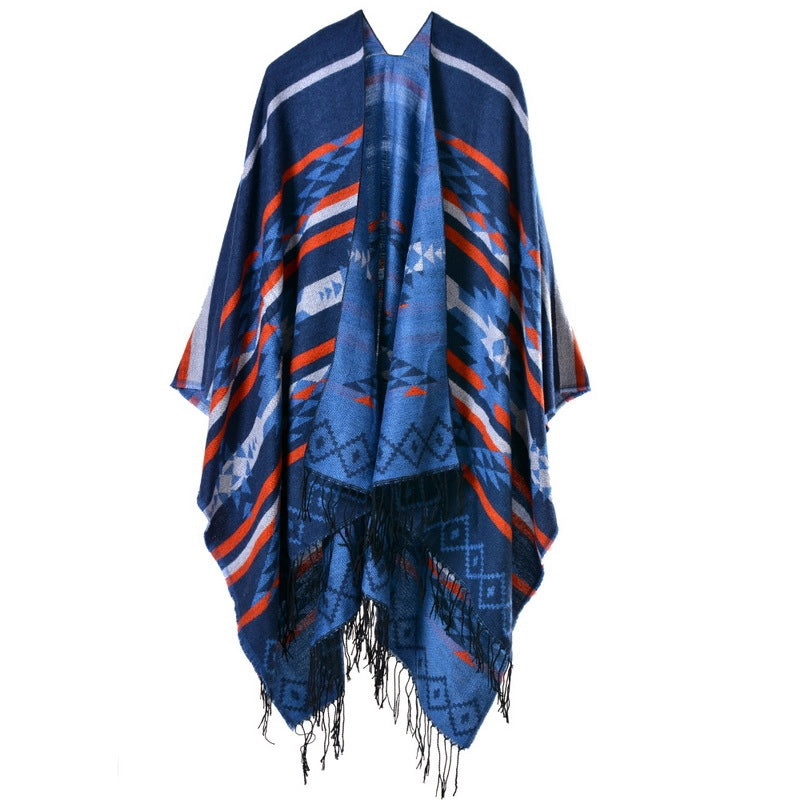 Mantella extra lunga e spessa in cashmere con spacco e nappa a motivo geometrico a rombi.