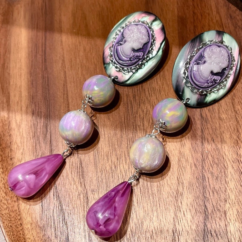 Orecchini a perno con perle barocche viola vibranti, design retr¨° di nicchia, orecchini a testa con perle scintillanti, orecchini a goccia