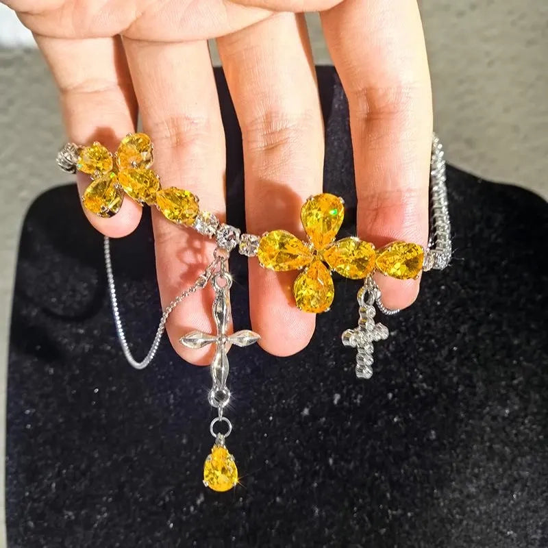 Collana con ciondolo a croce e fiore in zirconi gialli: gioiello fatto a mano con perline.