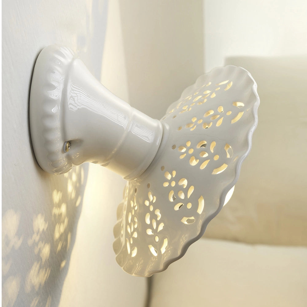 MERLETTO Applique da Parete in Ceramica Traforata Ø21 con Base Obliqua