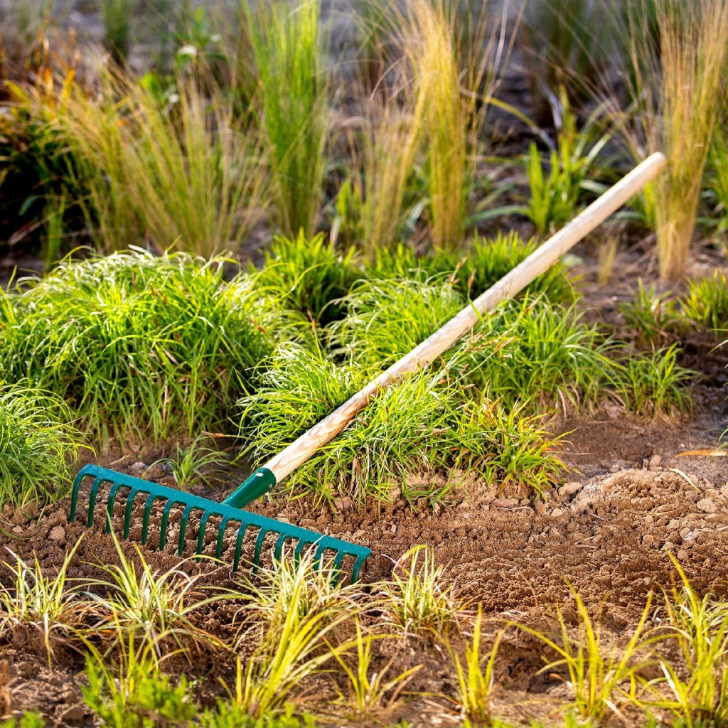 Rastrello per foglie KADAX, per giardino ed erba, con manico in legno, 138 cm, rastrello solido a 16 denti.