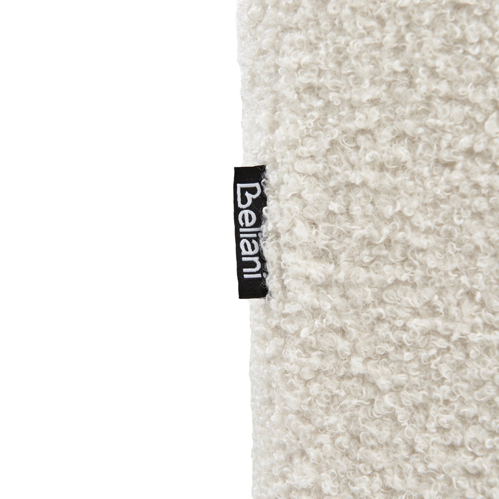 Poltrona con rivestimento in bouclé bianco avorio schienale imbottito e cuscini spessi perfetta per un soggiorno moderno