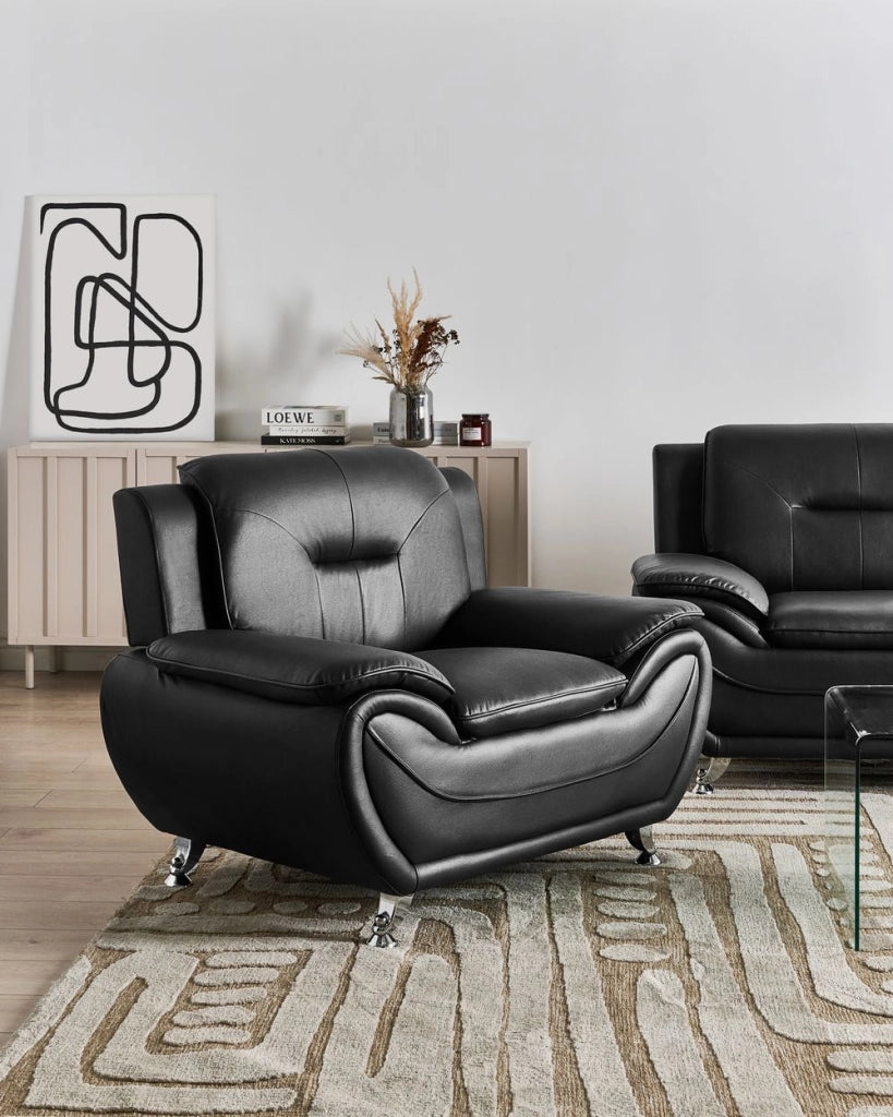 Poltrona in ecopelle vegana nero con braccioli imbottiti, gambe in metallo argentato, facile da pulire, stile moderno e glamour per il soggiorno