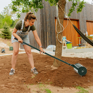 Aeratore manuale da 44cm con rullo per aerare prato e manico rimovibile da 128cm, Aerazione del prato Verde-Attrezzi da giardino