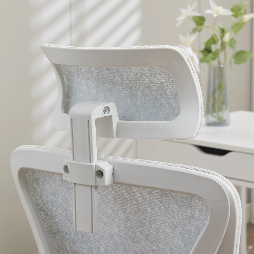 Sedia da ufficio ergonomica in rete traspirante con supporto lombare regolabile e braccioli ribaltabili bianca