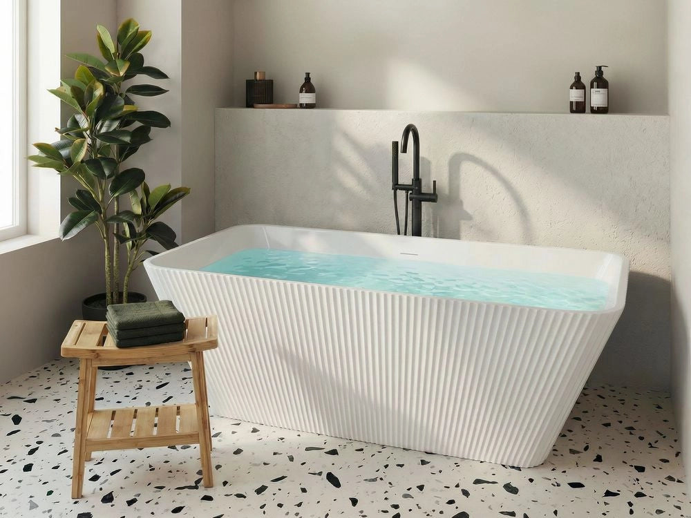 Vasca da bagno freestanding in acrilico design moderno con bordi scanalati 170 cm bianca