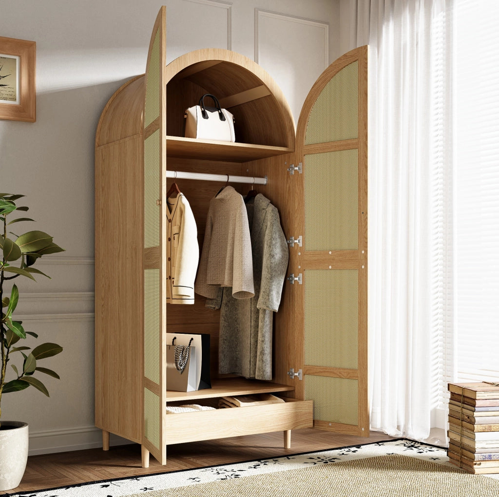 Armadio 80x50x179 cm con asta appendiabiti e cassetti; ante in rattan; gambe in legno; MDF e truciolare naturale