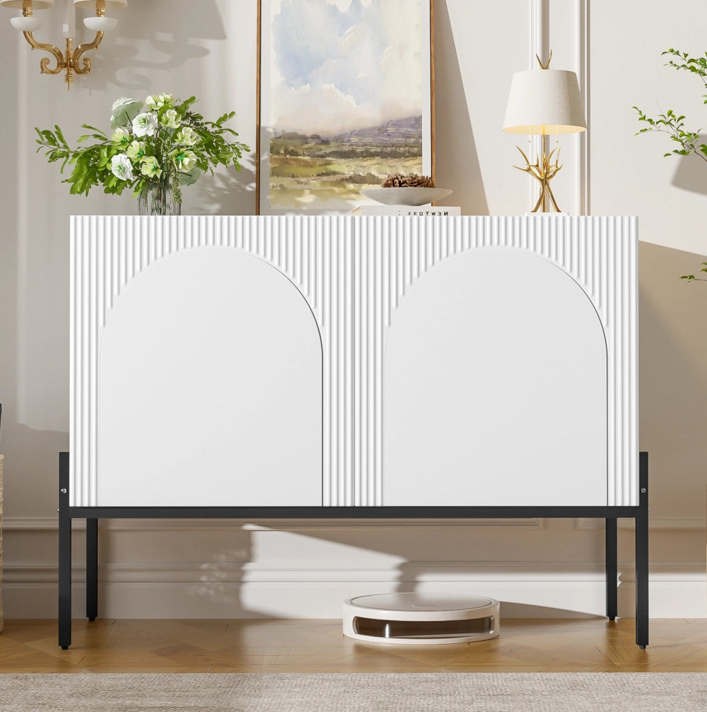 Credenza moderna bianca con ante e gambe in metallo