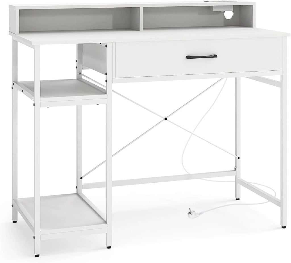 Scrivania per Computer con Cassetto e Scaffale a 2 Livelli, Scrivania per Home Office con Mensola per Monitor e Stazione di Ricarica Integrata (Bianco)