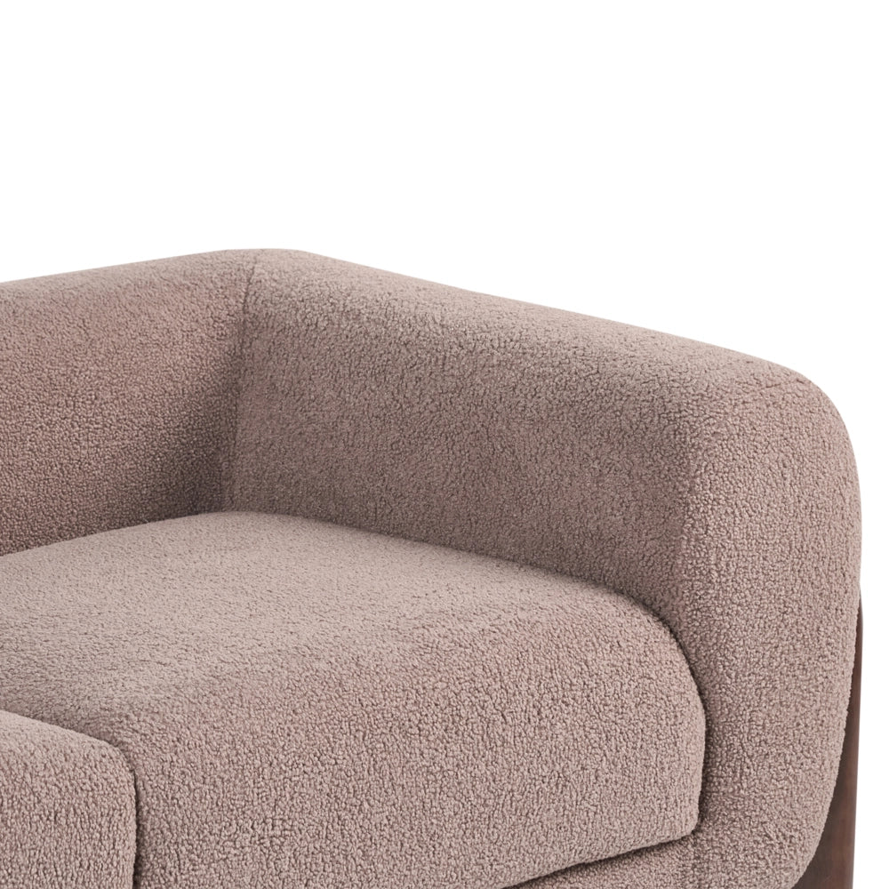 Divano a due posti con rivestimento in tessuto bouclè marrone con braccioli e gambe in legno stile moderno