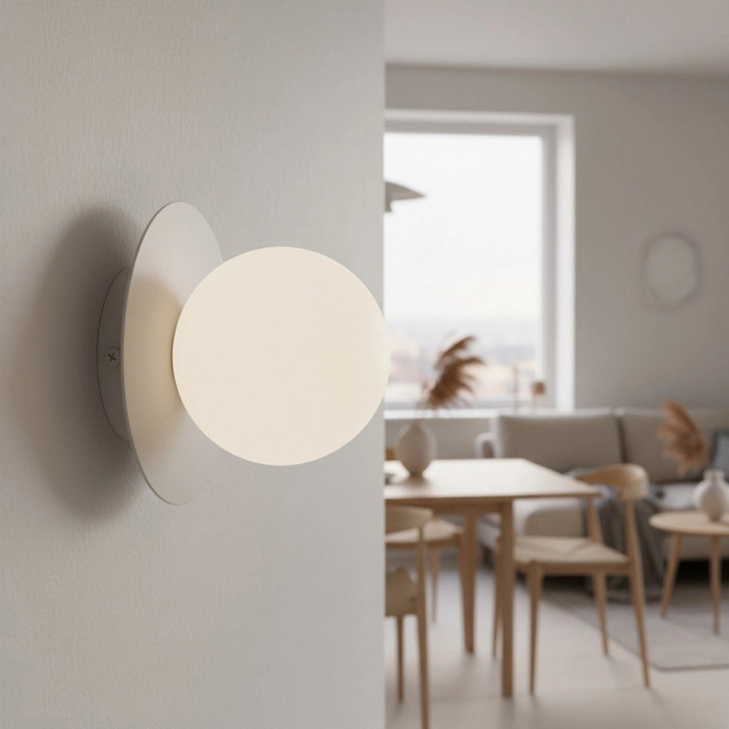 Lampada a parete Americana in acciaio grigio e vetro bianco opaco