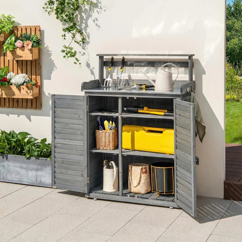Armadietto da Esterno in Legno a 2 Livelli con Piano di Lavoro in Metallo Zincato, 3 Ganci Appendiabiti, Ripiani Rimovibili e Ante a Doghe, per Giardino, Balcone e Cortile (Grigio)