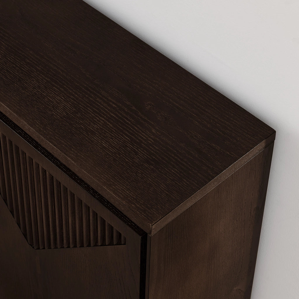 Credenza con ante scanalate a V e aperture per prese in legno e MDF noce