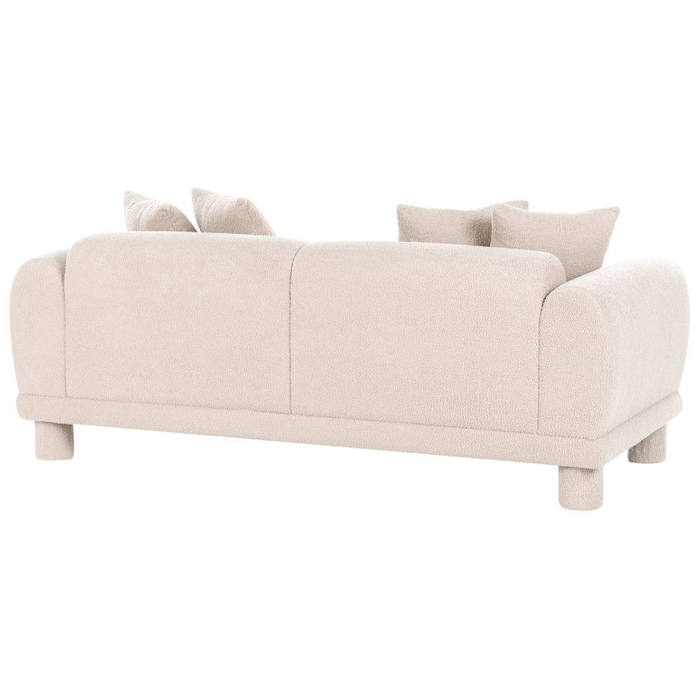 Divano a 3 posti in tessuto beige con cuscini decorativi extra e gambe rivestite stile retrò-moderno