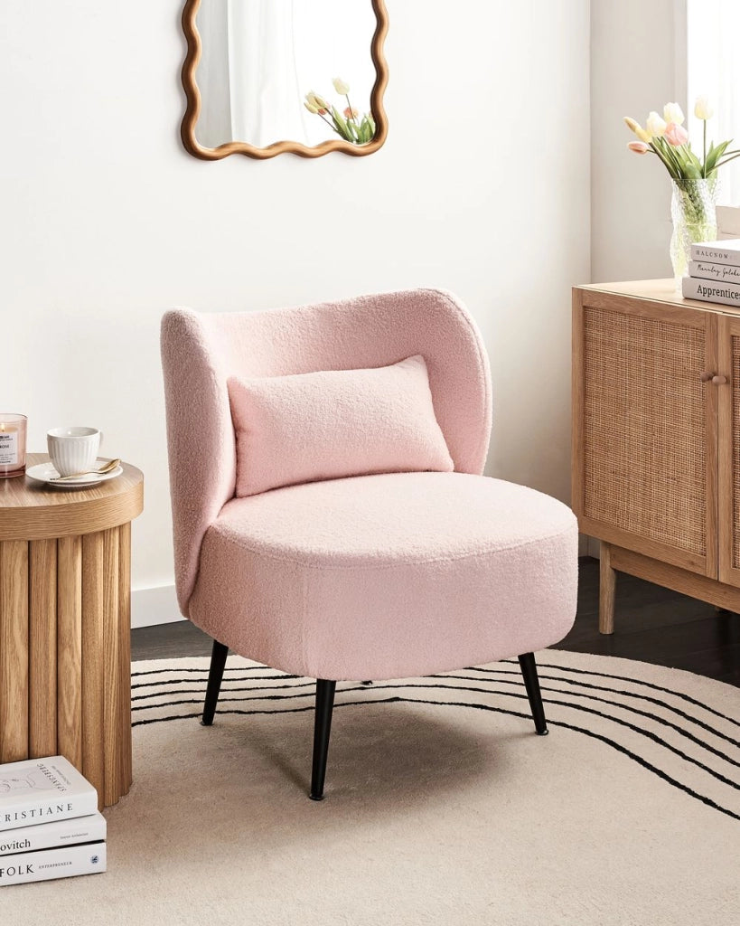 Poltrona Rosa Pastello Boucle Tessuto Morbido Nubby Legno Chiaro Gambe Metallizzate Schienale Curvo Stile Retro Glam Art Decor