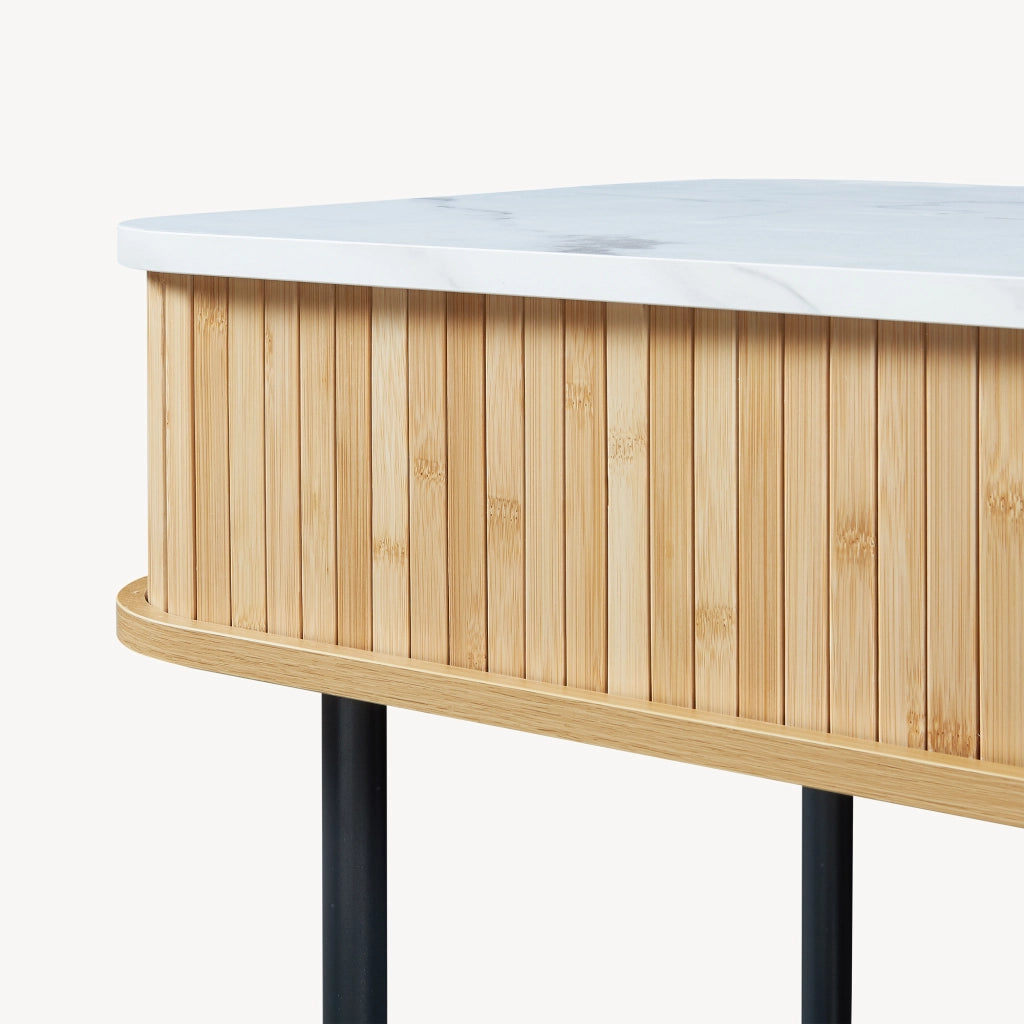 Tavolo Consolle Tvedestrand con Scomparti Chiusi in Bambù - Effetto Marmo Bianco / Colore Legno [en.casa]