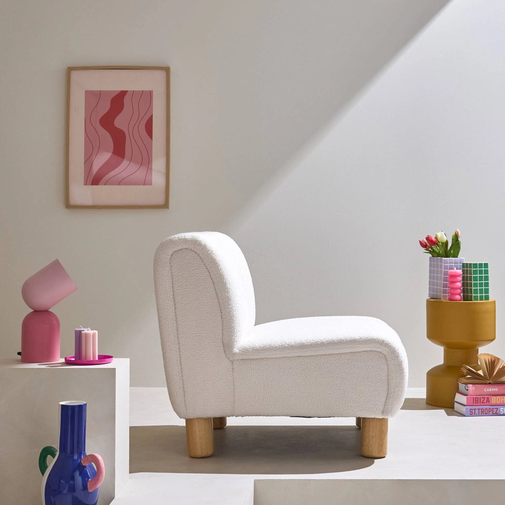 Poltrona relax con gambe rotonde in legno e tessuto bouclé, crema